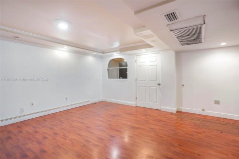 Commercial property in North Miami, Florida № 1857457 - photo 9
