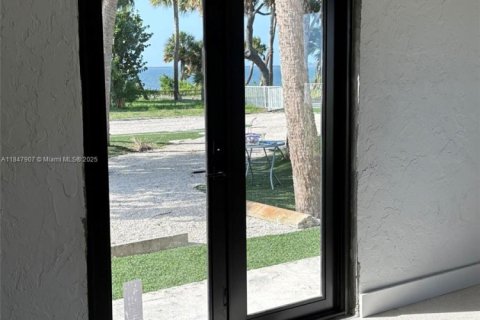 Immobilier commercial à louer à St. Lucie, Floride: 306.39 m2 № 2022357 - photo 7