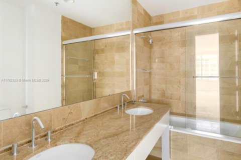 Condo in Miami, Florida, 1 bedroom  № 1692261 - photo 12