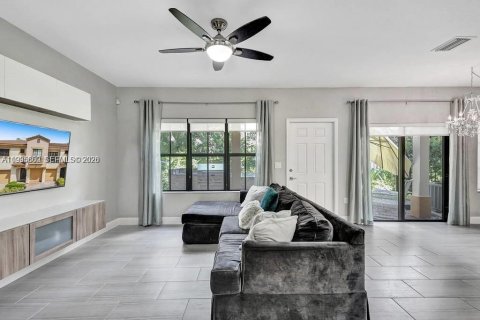 Townhouse in Coconut Creek, Florida 3 bedrooms, 179.77 sq.m. № 2060744 - photo 9