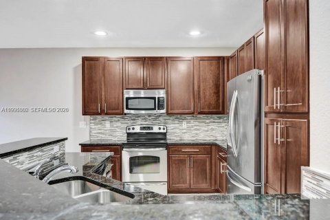 Townhouse in Coconut Creek, Florida 3 bedrooms, 179.77 sq.m. № 2060744 - photo 11