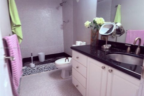 Condo in Sunny Isles Beach, Florida, 2 bedrooms № 2193742 - photo 13