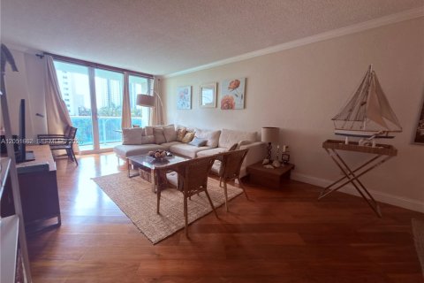 Condo in Sunny Isles Beach, Florida, 2 bedrooms № 2193742 - photo 7