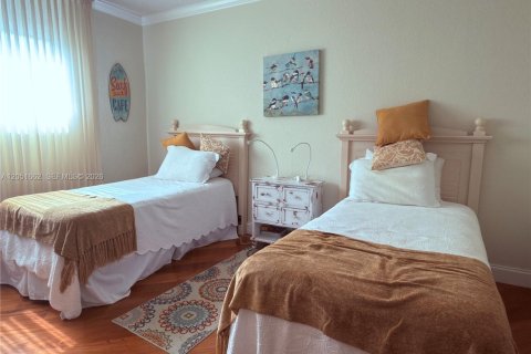 Condo in Sunny Isles Beach, Florida, 2 bedrooms № 2193742 - photo 11
