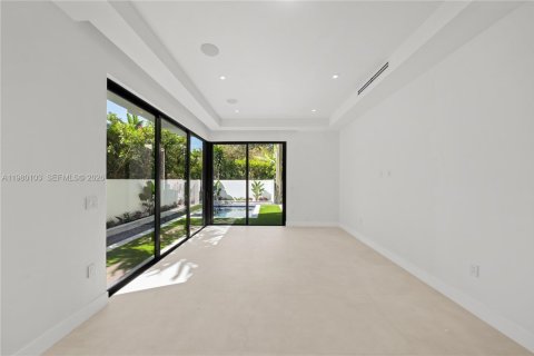 Townhouse in Coral Gables, Florida 6 bedrooms, 275.18 sq.m. № 2047314 - photo 16