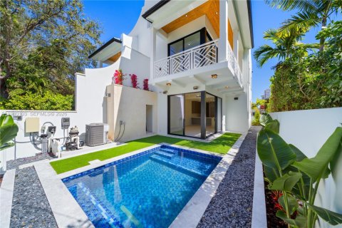 Townhouse in Coral Gables, Florida 6 bedrooms, 275.18 sq.m. № 2047314 - photo 18