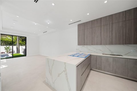 Townhouse in Coral Gables, Florida 6 bedrooms, 275.18 sq.m. № 2047314 - photo 13