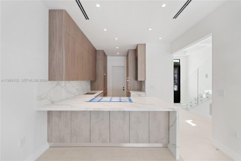 Townhouse in Coral Gables, Florida 6 bedrooms, 275.18 sq.m. № 2047314 - photo 23