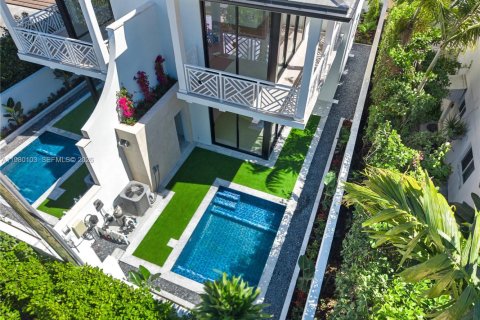 Townhouse in Coral Gables, Florida 6 bedrooms, 275.18 sq.m. № 2047314 - photo 10