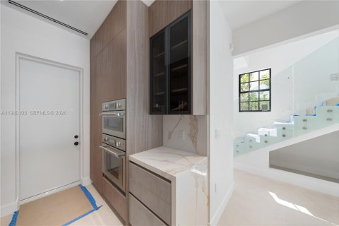 Townhouse in Coral Gables, Florida 6 bedrooms, 275.18 sq.m. № 2047314 - photo 15