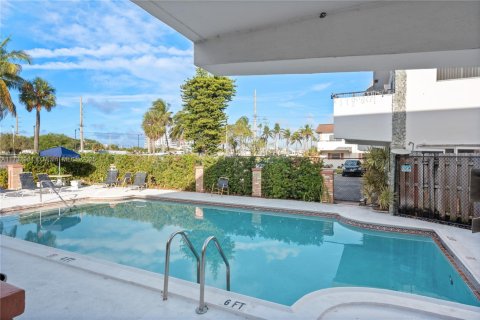 Condominio en venta en Pompano Beach, Florida, 2 dormitorios, 82.68 m2 № 1935874 - foto 1