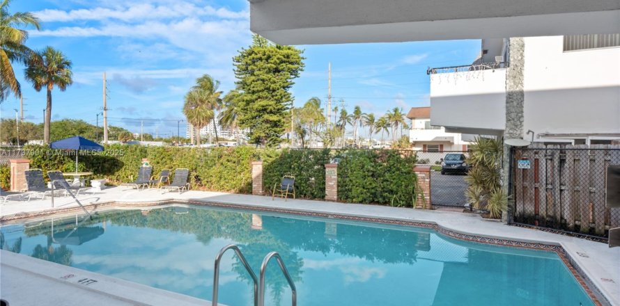 Condominio en Pompano Beach, Florida, 2 dormitorios  № 1935874
