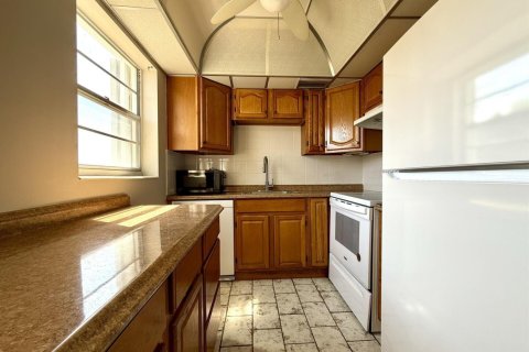Condo in West Palm Beach, Florida, 2 bedrooms  № 2242321 - photo 2