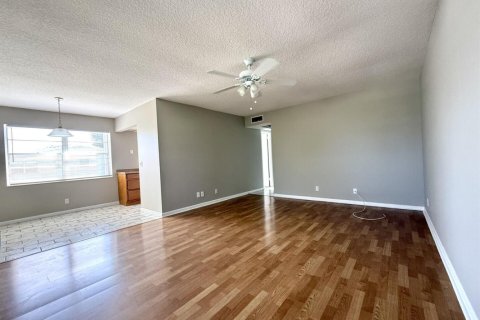 Condo in West Palm Beach, Florida, 2 bedrooms  № 2242321 - photo 4