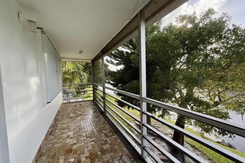 Condo in West Palm Beach, Florida, 2 bedrooms  № 2242321 - photo 10