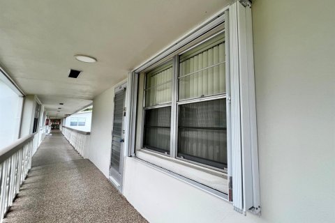 Condo in West Palm Beach, Florida, 2 bedrooms  № 2242321 - photo 13