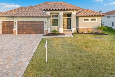 House in Punta Gorda, Florida 3 bedrooms, 222.5 sq.m. № 1522412 - photo 1