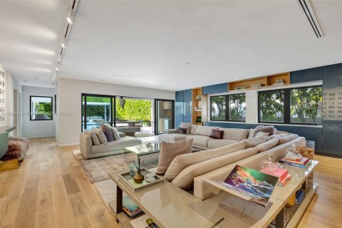 Casa en venta en Miami Beach, Florida, 5 dormitorios, 351.54 m2 № 1923542 - foto 13