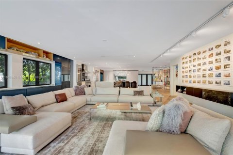 Casa en venta en Miami Beach, Florida, 5 dormitorios, 351.54 m2 № 1923542 - foto 15