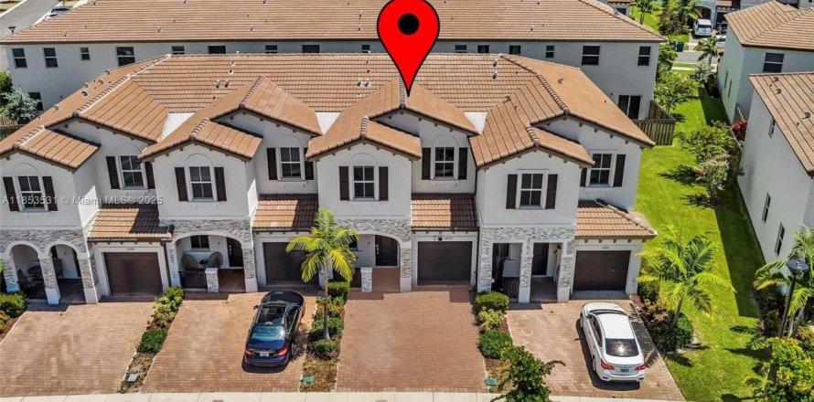 Townhouse in Miami, Florida 3 bedrooms, 157.47 sq.m. № 1892029