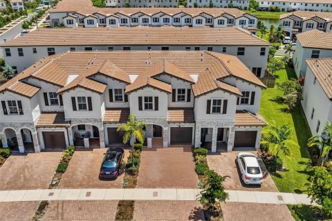 Townhouse in Miami, Florida 3 bedrooms, 157.47 sq.m. № 1892029 - photo 2