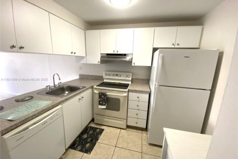 Copropriété à louer à North Miami Beach, Floride: 1 chambre, 61.13 m2 № 1975446 - photo 2