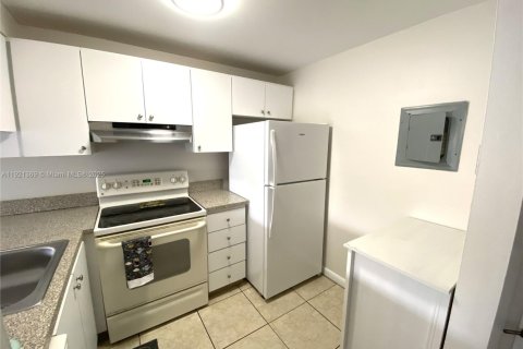 Copropriété à louer à North Miami Beach, Floride: 1 chambre, 61.13 m2 № 1975446 - photo 3