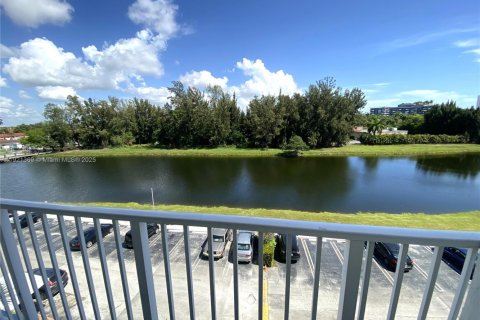 Copropriété à louer à North Miami Beach, Floride: 1 chambre, 61.13 m2 № 1975446 - photo 5