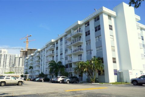 Condo in North Miami Beach, Florida, 1 bedroom  № 1975446