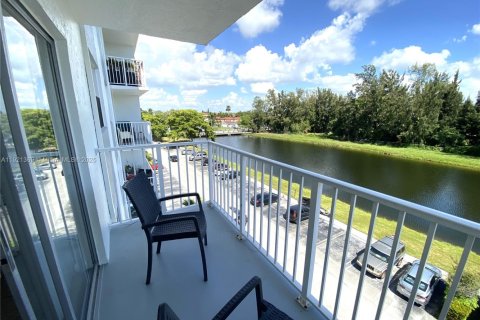 Copropriété à louer à North Miami Beach, Floride: 1 chambre, 61.13 m2 № 1975446 - photo 4