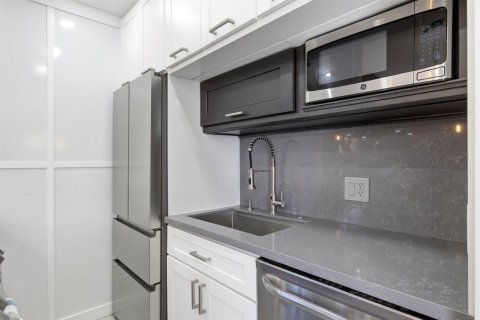Condo in Boynton Beach, Florida, 2 bedrooms № 2243825 - photo 11