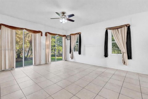 House in Miramar, Florida 4 bedrooms, 267.37 sq.m. № 2069373 - photo 14