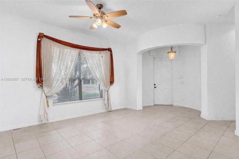 House in Miramar, Florida 4 bedrooms, 267.37 sq.m. № 2069373 - photo 10