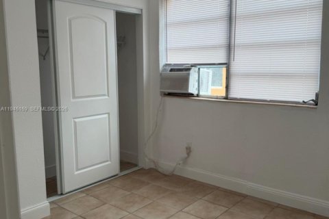 Снять в аренду квартиру в Майами, Флорида 2 спальни, 200.76м2, № 2002464 - фото 4