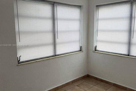 Снять в аренду квартиру в Майами, Флорида 2 спальни, 200.76м2, № 2002464 - фото 10