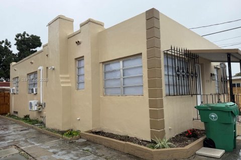 Снять в аренду квартиру в Майами, Флорида 2 спальни, 200.76м2, № 2002464 - фото 2