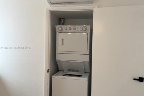 Снять в аренду квартиру в Майами, Флорида 2 спальни, 200.76м2, № 2002464 - фото 17