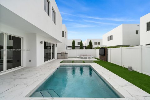 House in Doral, Florida 4 bedrooms, 281.49 sq.m. № 1953201 - photo 19