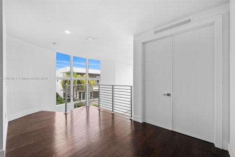 House in Doral, Florida 4 bedrooms, 281.49 sq.m. № 1953201 - photo 26