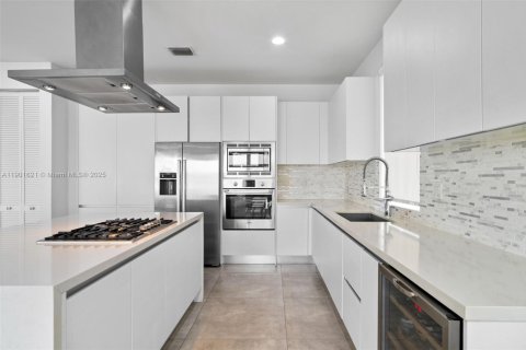 House in Doral, Florida 4 bedrooms, 281.49 sq.m. № 1953201 - photo 15