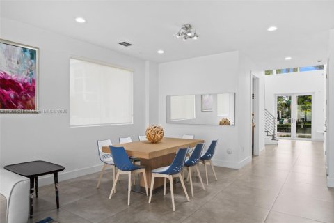 House in Doral, Florida 4 bedrooms, 281.49 sq.m. № 1953201 - photo 8