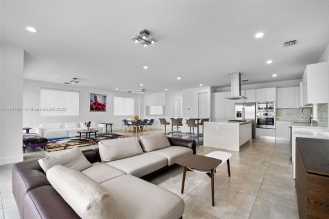 House in Doral, Florida 4 bedrooms, 281.49 sq.m. № 1953201 - photo 12