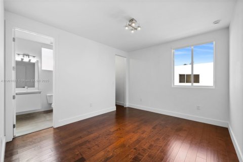 House in Doral, Florida 4 bedrooms, 281.49 sq.m. № 1953201 - photo 28