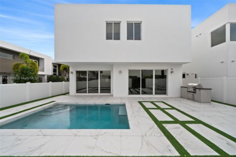 House in Doral, Florida 4 bedrooms, 281.49 sq.m. № 1953201 - photo 21