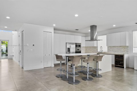 House in Doral, Florida 4 bedrooms, 281.49 sq.m. № 1953201 - photo 14