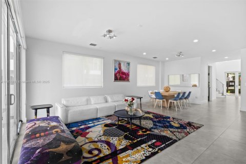 House in Doral, Florida 4 bedrooms, 281.49 sq.m. № 1953201 - photo 6