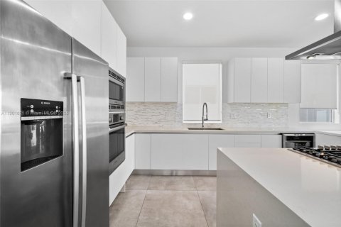 House in Doral, Florida 4 bedrooms, 281.49 sq.m. № 1953201 - photo 17