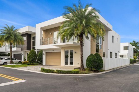 House in Doral, Florida 4 bedrooms, 281.49 sq.m. № 1953201 - photo 2