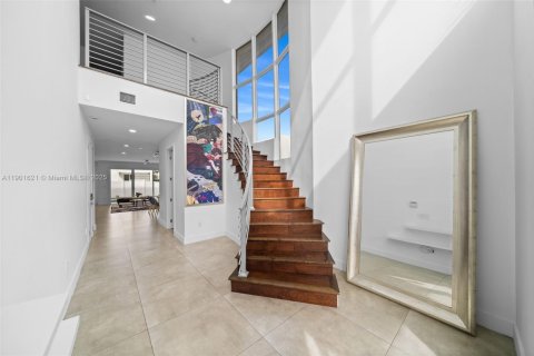 House in Doral, Florida 4 bedrooms, 281.49 sq.m. № 1953201 - photo 4