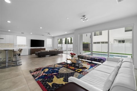 House in Doral, Florida 4 bedrooms, 281.49 sq.m. № 1953201 - photo 11